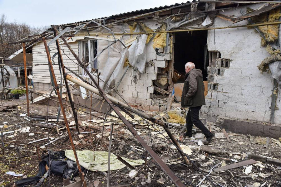 Мужчина около дома, разрушенного в результате обстрела со стороны ВСУ. Фото © ТАСС / Тришин Николай
