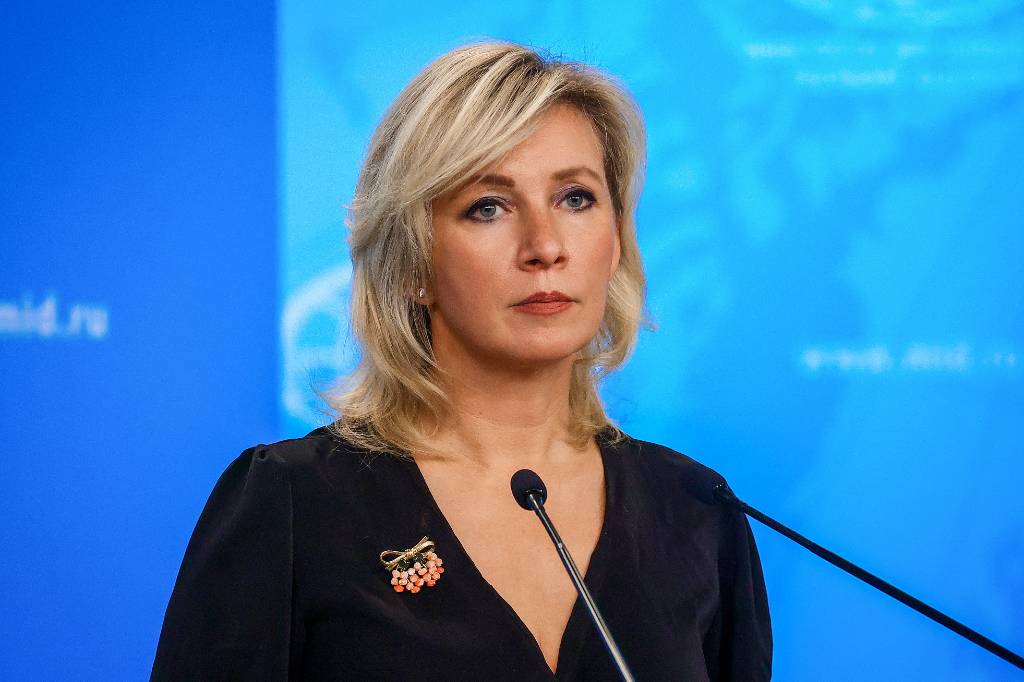 Захарова назвала средний палец позорным символом идущего на дно Киева