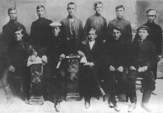 Нестор Махно (сидит в первом ряду слева) с другими членами анархистской организации Гуляйполя 1 мая 1907 года. Фото © Wikipedia