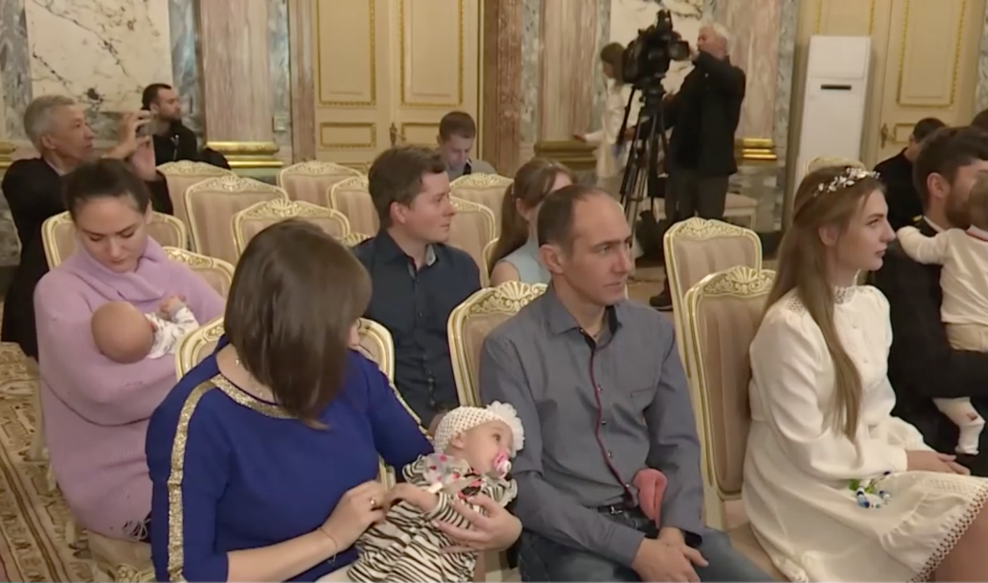 В Петербурге поздравили с предстоящим Днём матери семьи из Донбасса