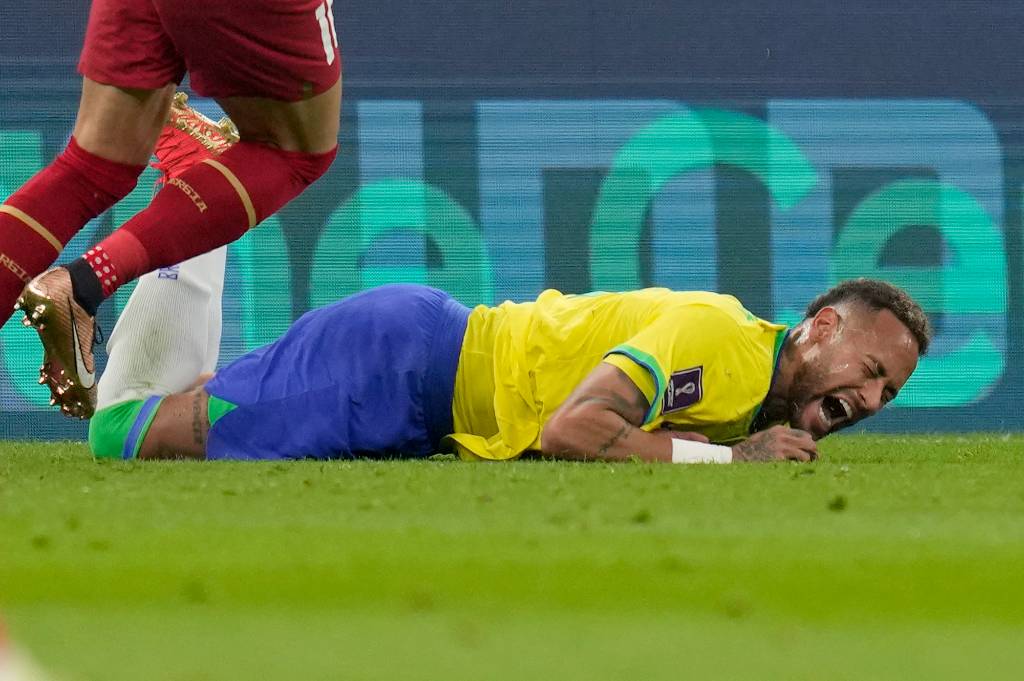 Звезда сборной Бразилии Неймар получил травму в стартовом матче на ЧМ-2022 против Сербии