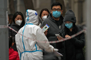 Иммунолог назвал причины новой вспышки коронавируса в Китае