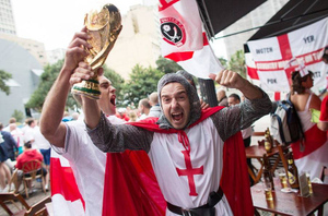 Английским фанатам на ЧМ запретили костюмы крестоносцев, и вот что из этого вышло