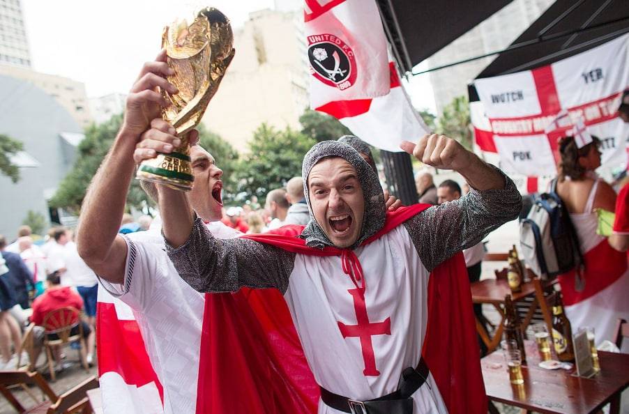 Английским фанатам на ЧМ запретили костюмы крестоносцев, и вот что из этого вышло