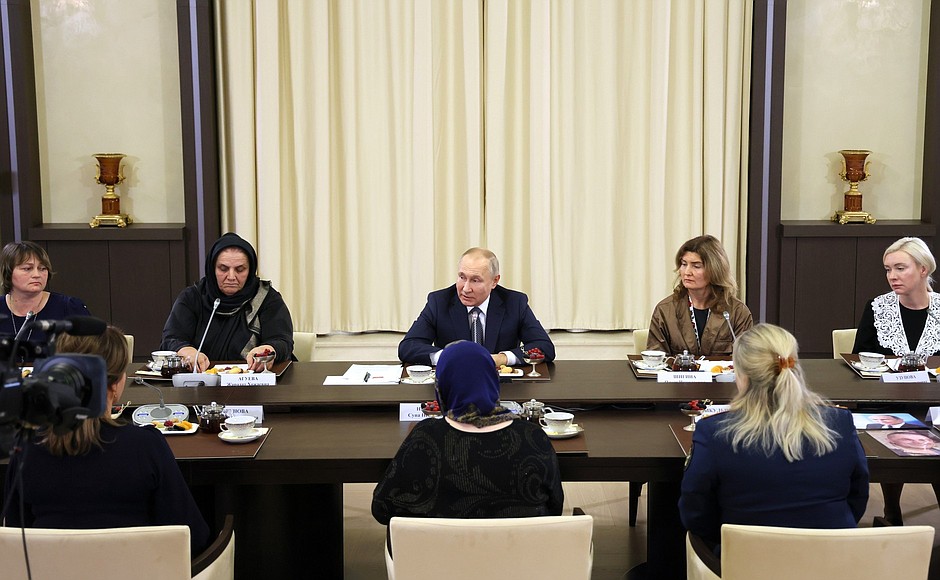 Путин рассказал, что иногда лично говорит по телефону с участниками спецоперации