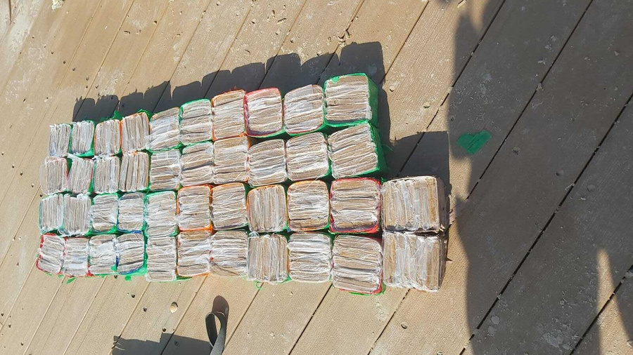 На берег Израиля выбросило десятки пакетов с гашишем. Фото © Полиция Израиля