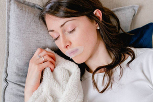 Учёные выяснили, полезно ли спать с заклеенным ртом