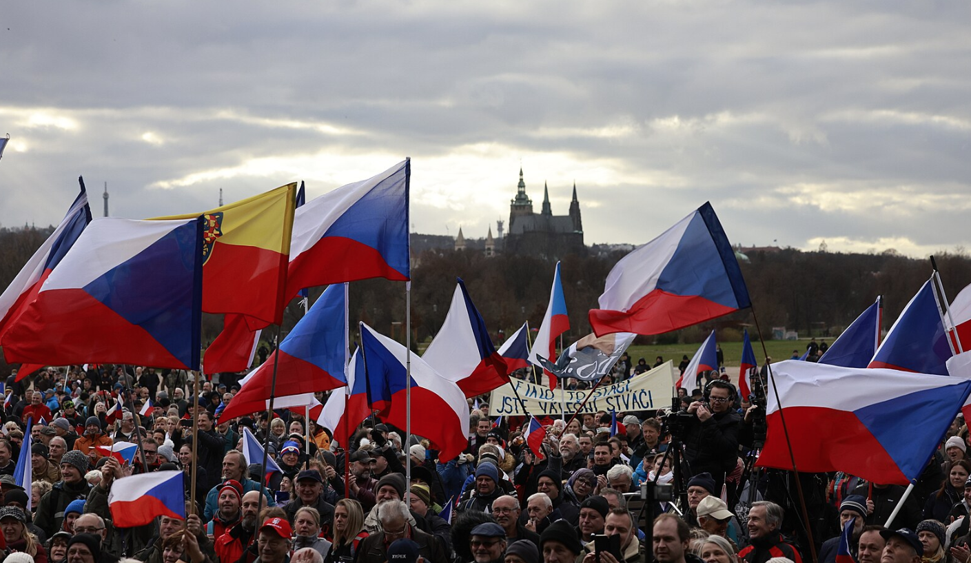 Более 600 жителей Праги вышли на акцию против поставок оружия Украине
