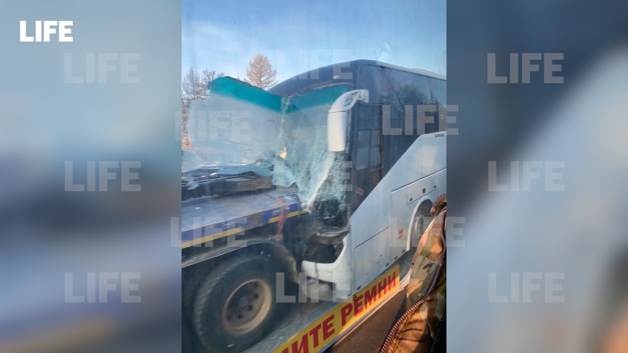 На трассе в Якутии автобус с пассажирами врезался в грузовик, есть пострадавшие