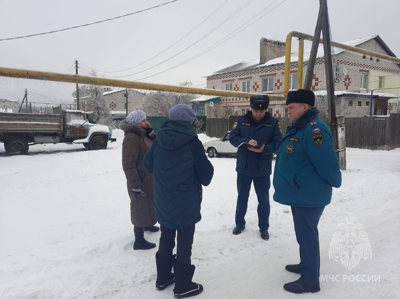 Сотрудники МЧС выясняют потребности жителей Нижегородской области, оставшихся без света. Фото © VK / ГУ МЧС России по Нижегородской области