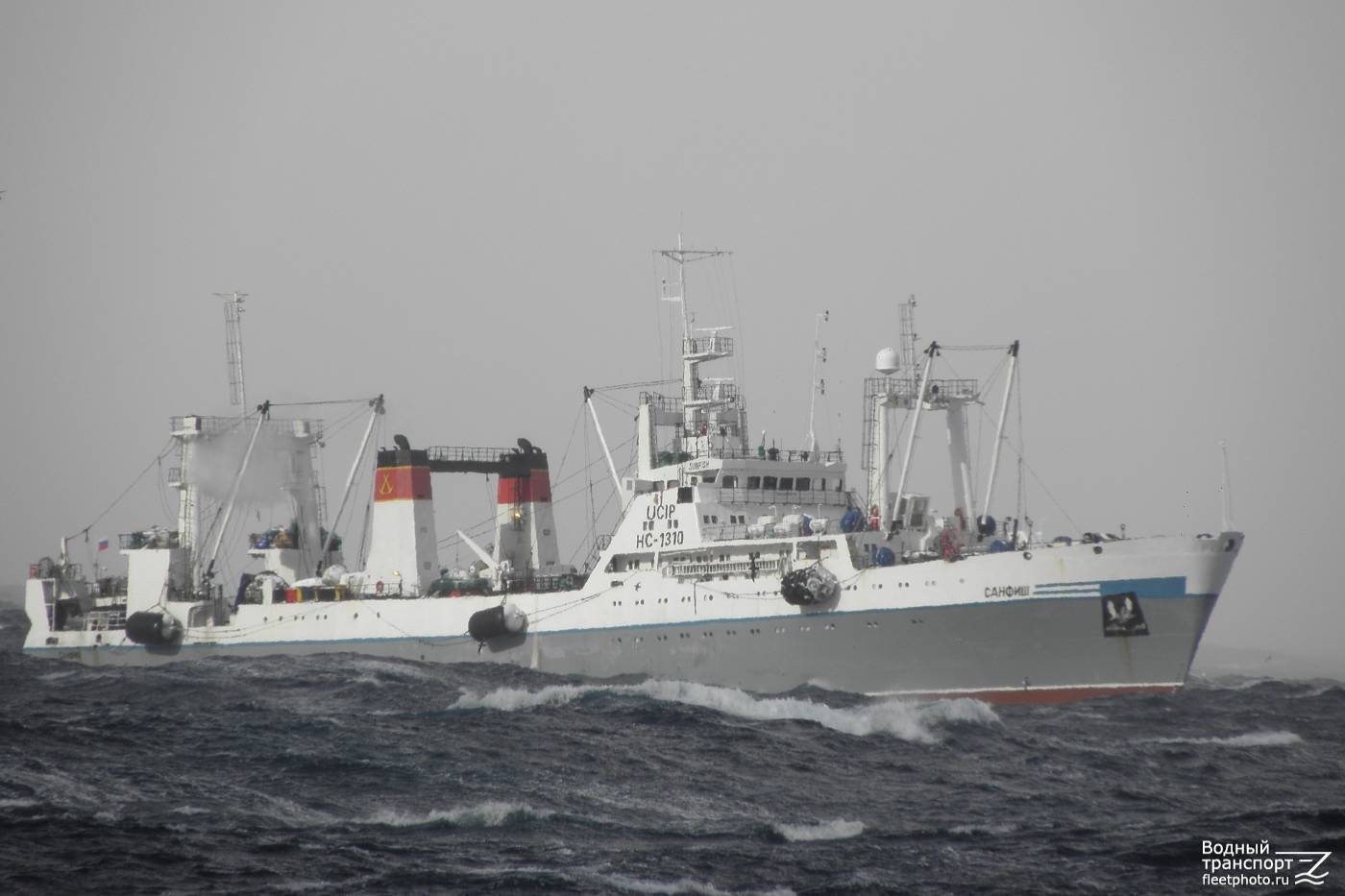 В Охотском море загорелся рыболовецкий траулер с экипажем из 104 человек