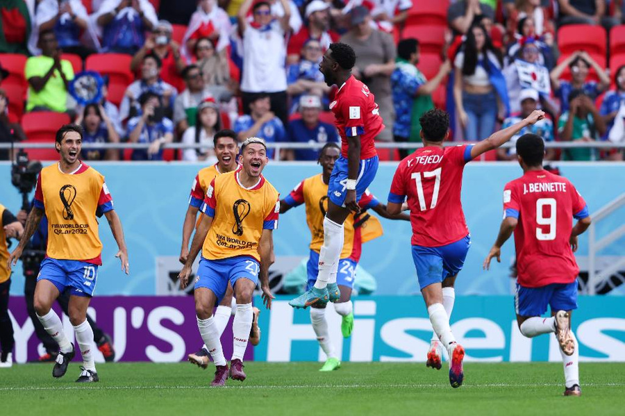 Футболисты Коста-Рики радуются забитому мячу. Обложка © Twitter / FIFA World Cup