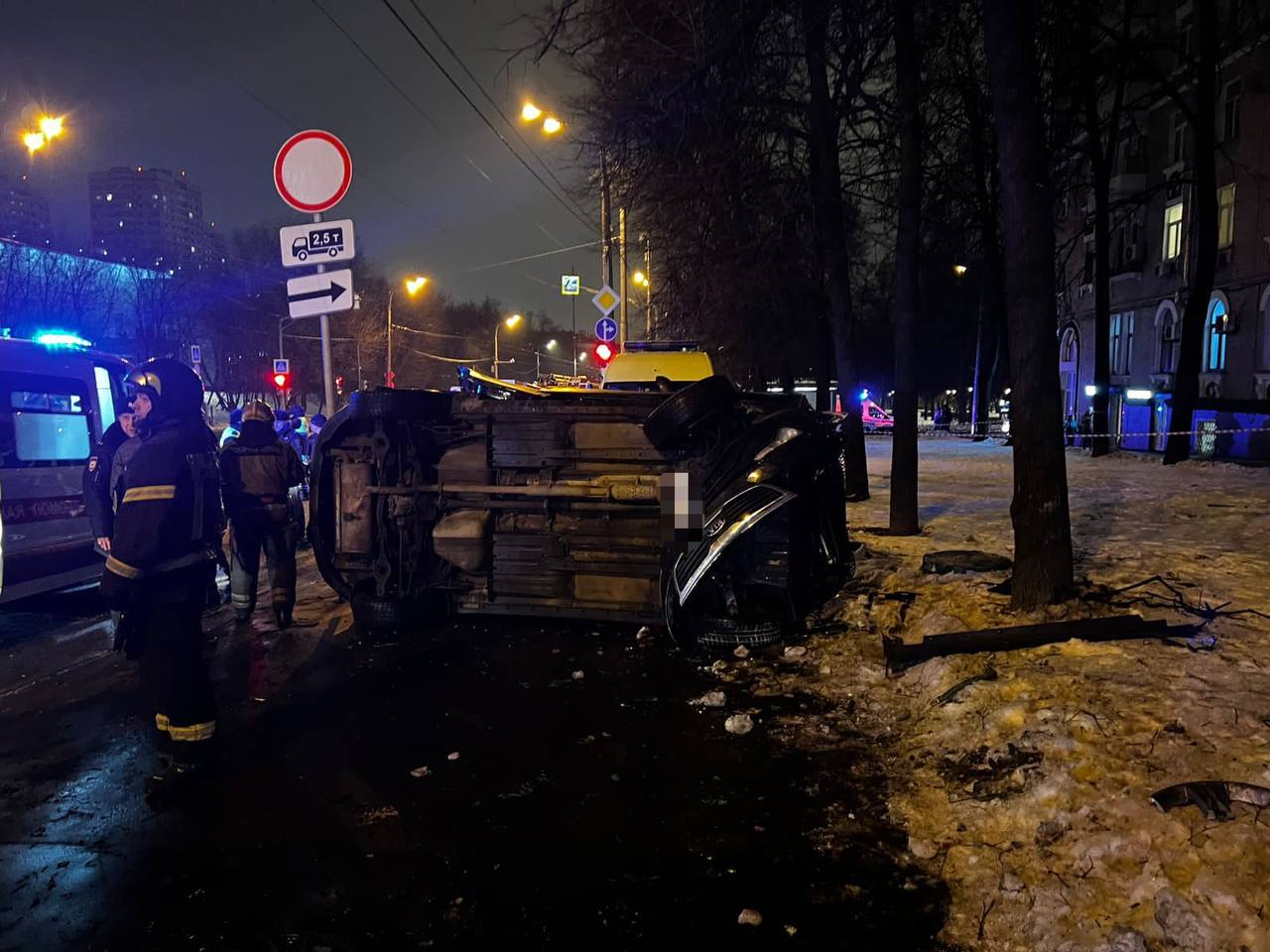В Москве легковушка вылетела на тротуар и сбила мать с двумя детьми, женщина погибла