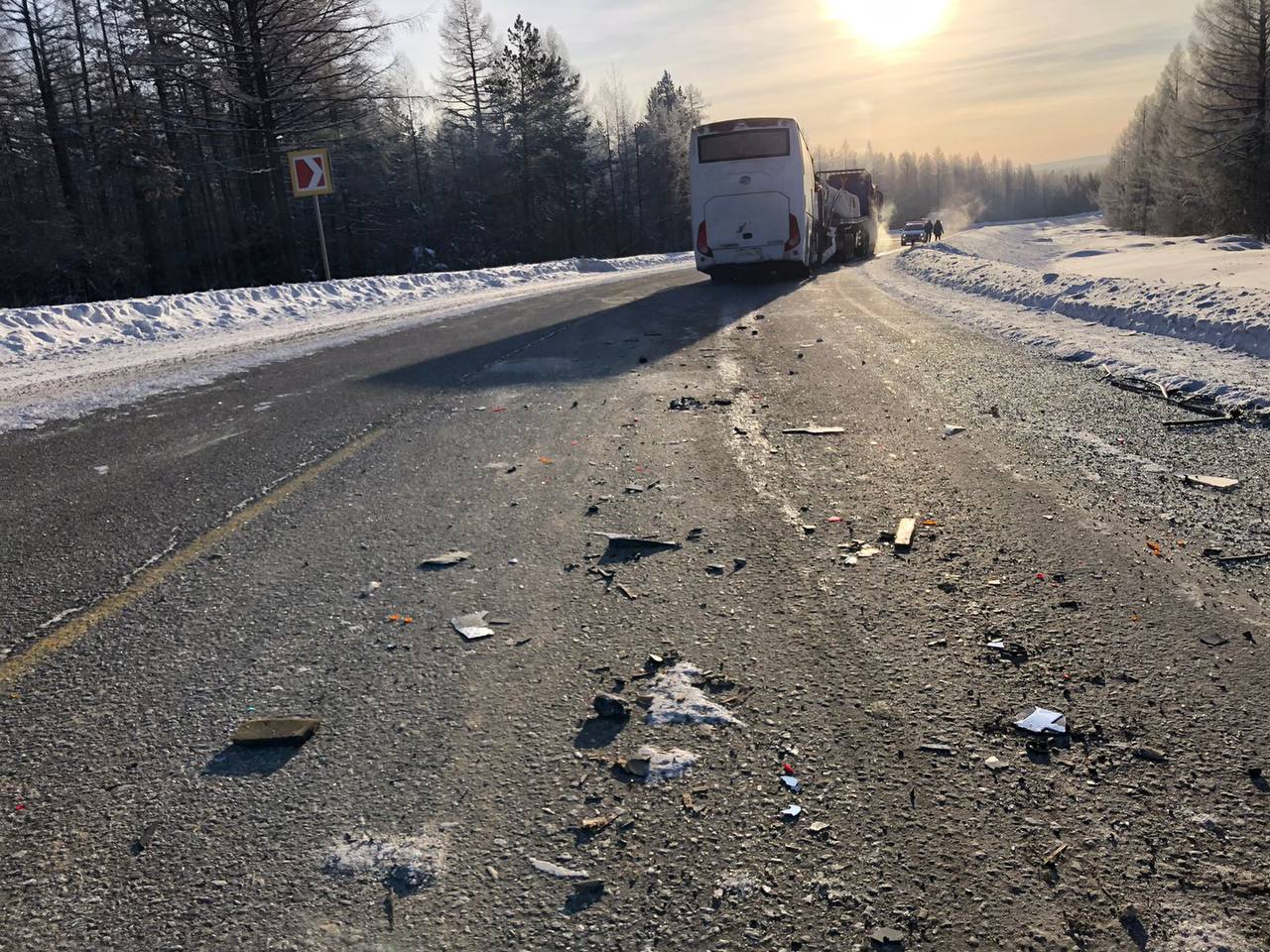 Последствия столкновения пассажирского автобуса с большегрузом в Якутии. Фото © Telegram / ГИБДД14