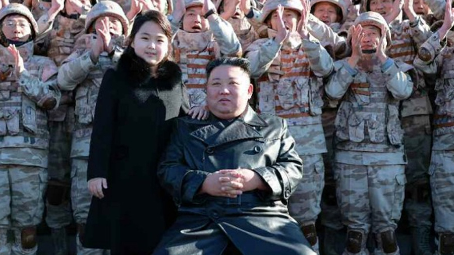 Ким Чен Ын вместе с дочерью. Фото © Twitter / AreaMilitar