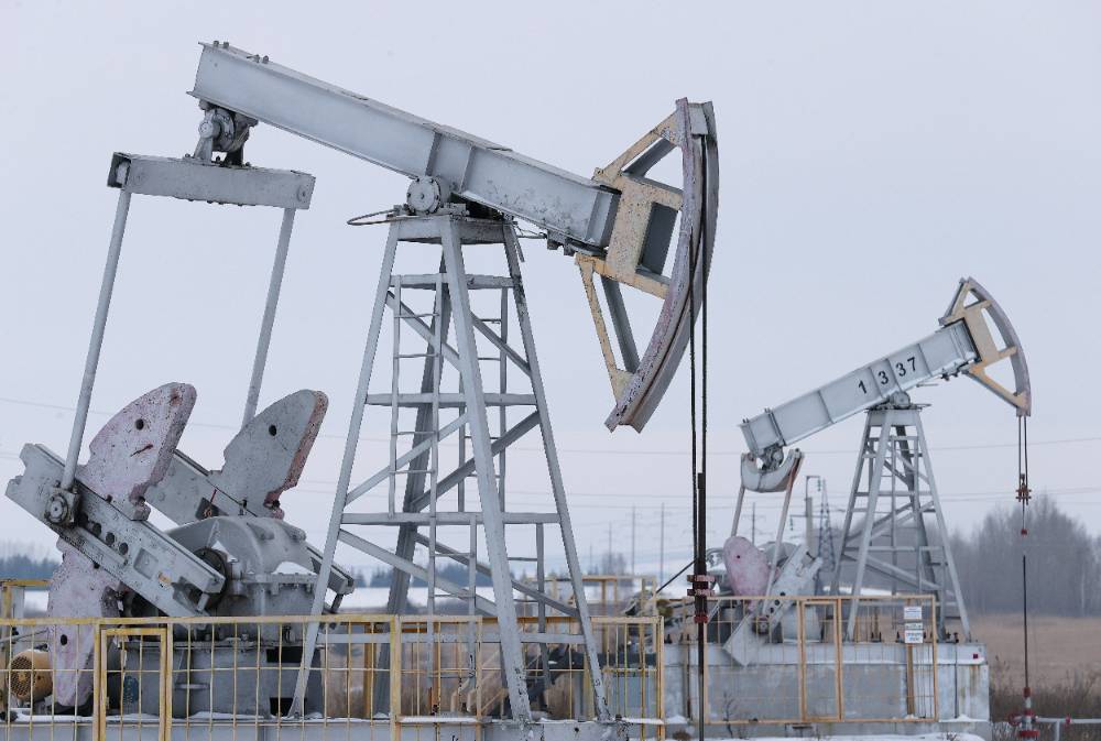 Нефть продолжила дешеветь до уровня многомесячной давности