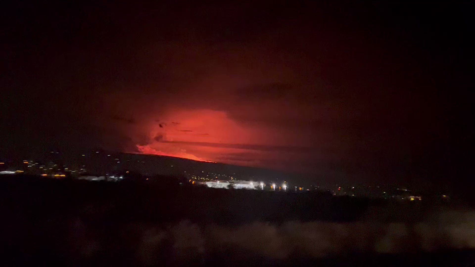 На Гавайях после 38 лет затишья проснулся самый большой вулкан в мире Мауна-Лоа 