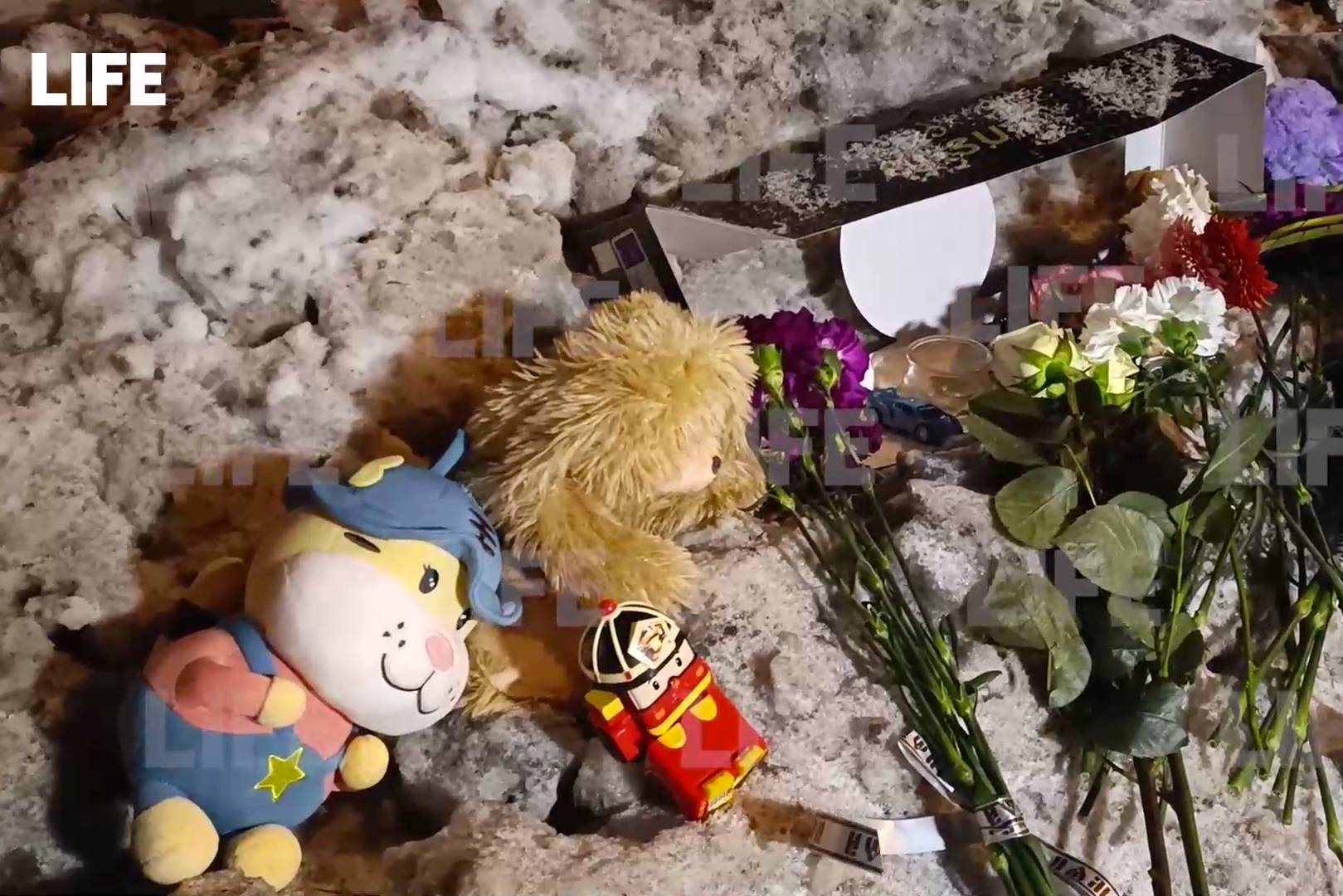 В Москве на месте ДТП, в котором погибли женщина с ребёнком, появился стихийный мемориал