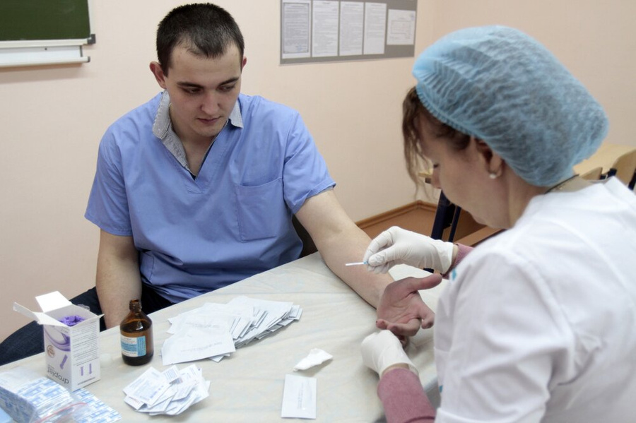 Акция добровольного обследования на ВИЧ студентов медицинского колледжа в Раменском. Фото © Агентство "Москва"