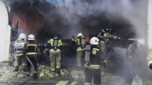 Ломали стены: МЧС показало видео тушения пожара в омском ТЦ "Триумф"