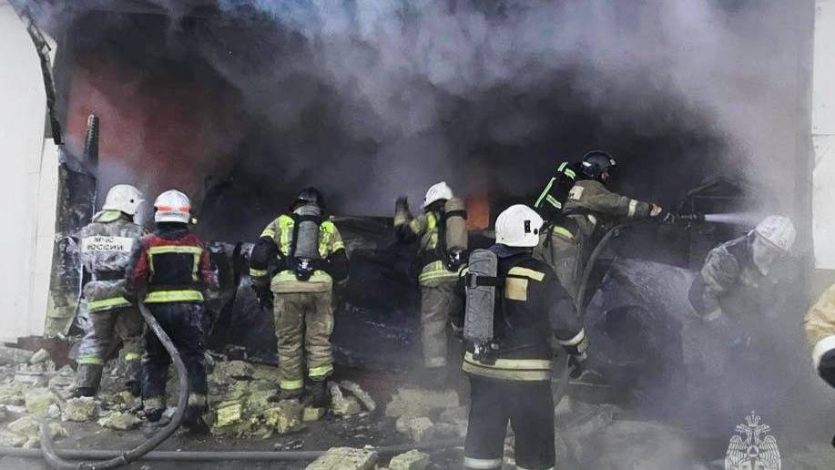 Ломали стены: МЧС показало видео тушения пожара в омском ТЦ Триумф