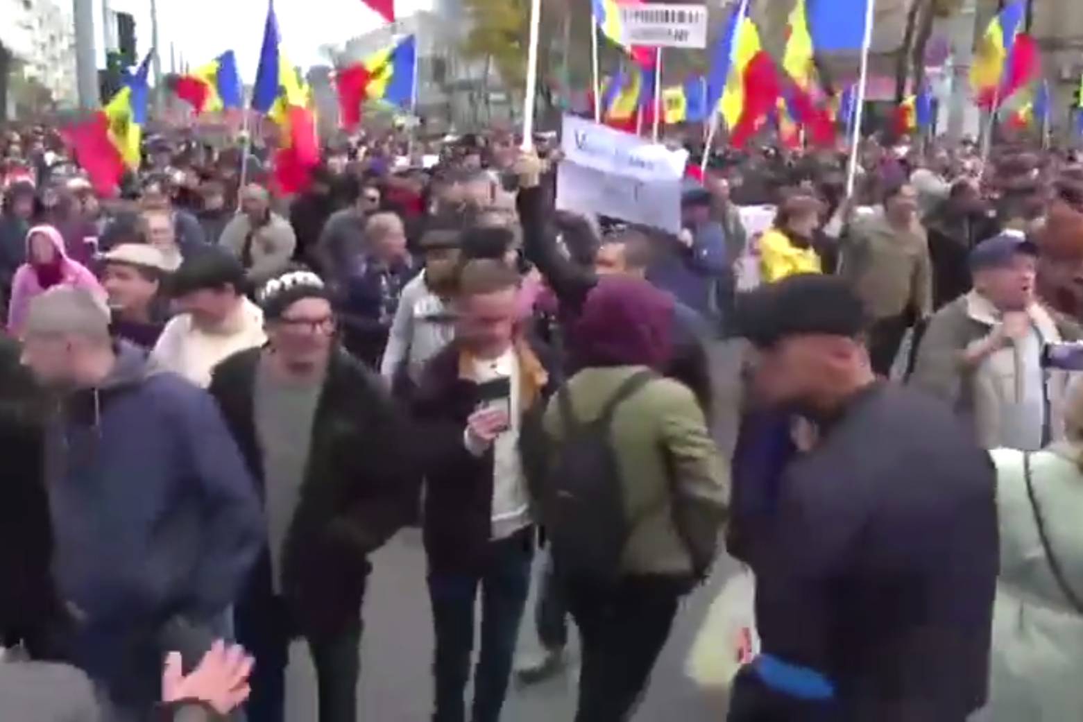 Участники антиправительственного митинга заблокировали движение в центре Кишинёва