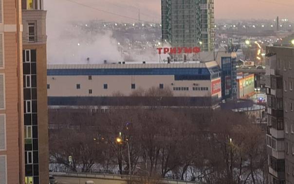 В Омске загорелся склад торгового центра