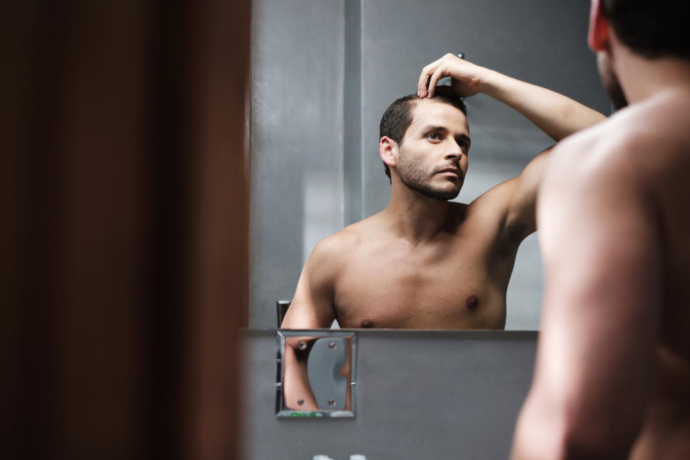 Уролог посоветовал мужчинам чаще смотреть на себя в зеркало без одежды