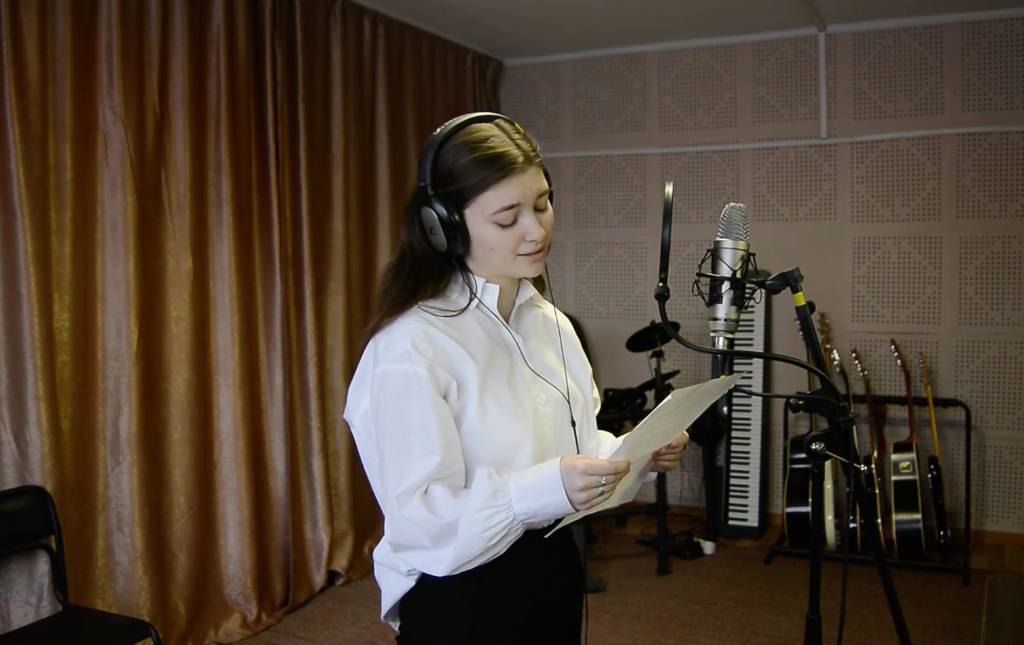 Студентки из Челябинска записали звуковые письма российским военным, участвующим в СВО