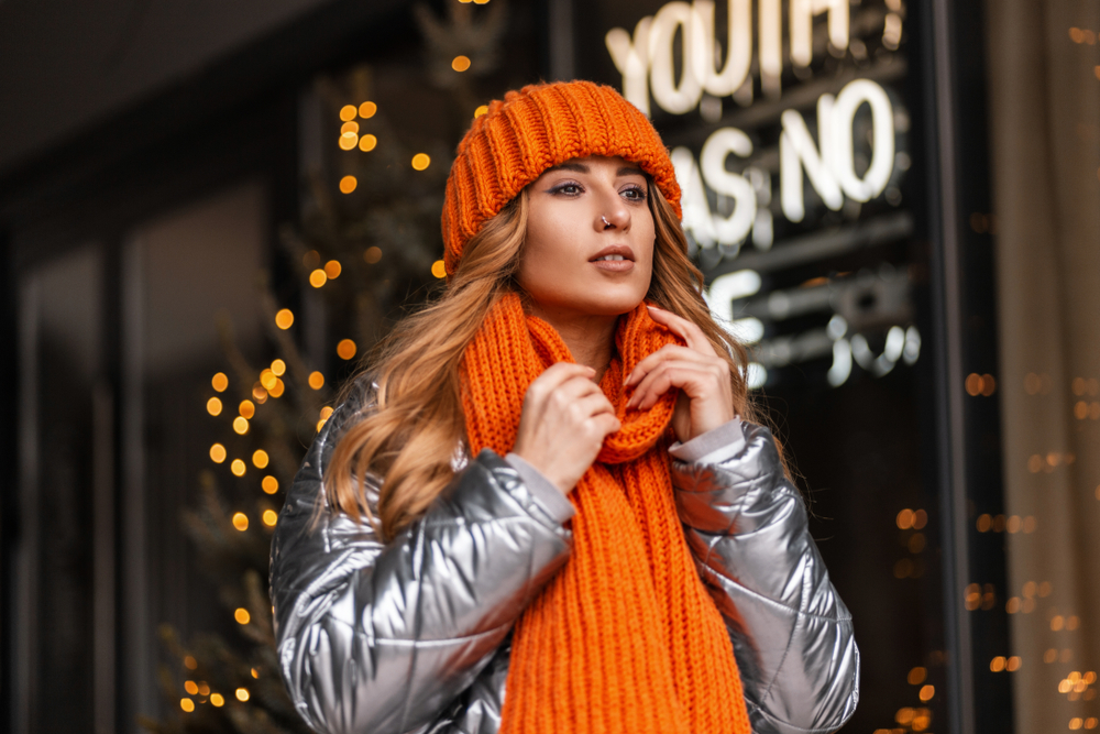 Яркий и насыщенный оранжевый цвет поднимет настроение и разнообразит черноту зимних вещей. Фото © Shutterstock