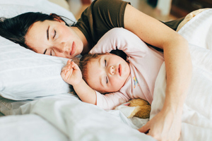 Психотерапевт объяснила, почему ребёнку опасно спать с мамой
