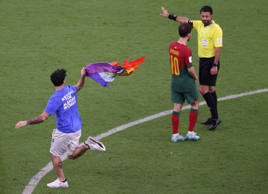 Выбежавшй с флагом ЛГБТ на поле итальянец. Обложка © Twitter / CBS Sports Golazo