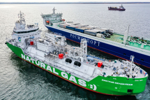 "Газпром нефть" начала заправлять экологичным топливом паром из Петербурга в Калининград