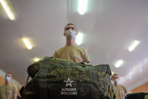 Песков: В Кремле не обсуждали темы увеличения срока службы в армии