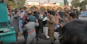 Экс-премьер Пакистана Хан ранен в ходе стрельбы на политическом марше