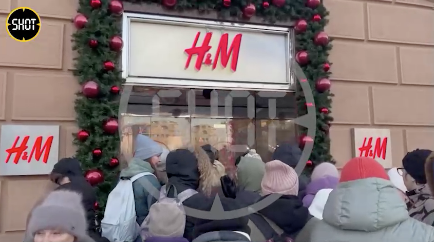 Москвичи штурмуют магазины H&M в последний день перед закрытием