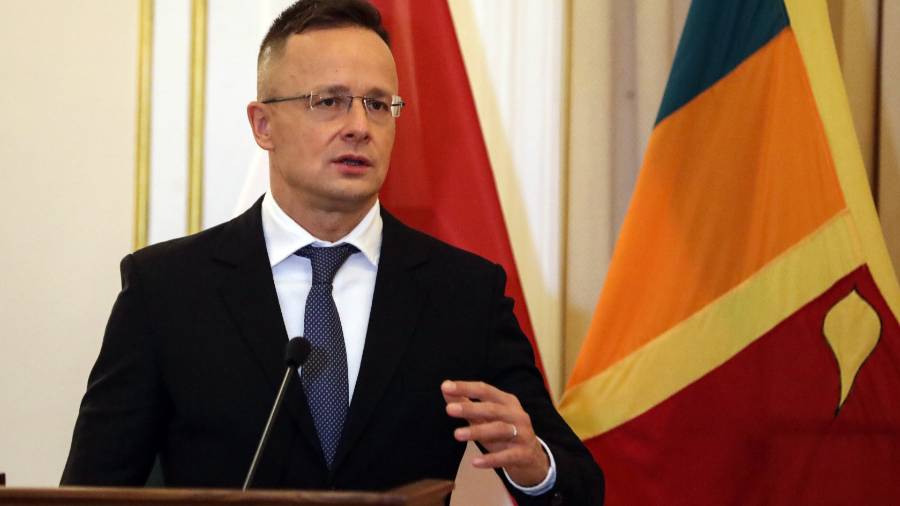 В Венгрии призвали НАТО не закрывать каналы связи с Россией