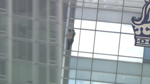 В США активист, выступающий против абортов, без страховки взобрался на 54-этажный небоскрёб
