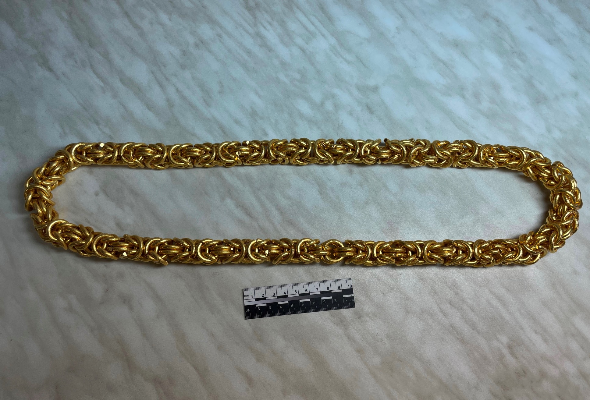 Золотая цепь, найденная в багаже. Фото © Федеральная таможенная служба