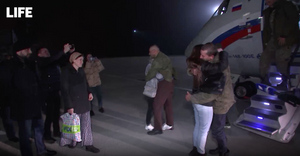 Освобождённые из плена российские военные встретились с родными и поблагодарили власти РФ