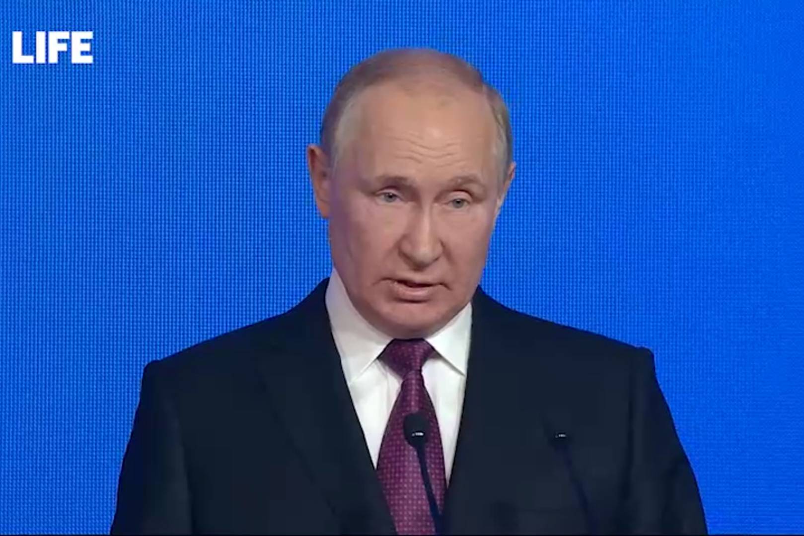 Путин заявил, что россияне никогда не позволят Западу развалить страну