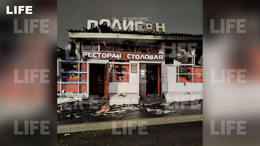 Цветы у сгоревшего клуба в Костроме. Фото @ Life