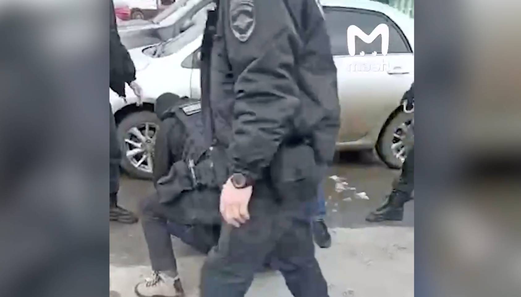 Стойте, мужики, не бейте!: Задержание устроившего пожар в клубе Костромы попало на видео
