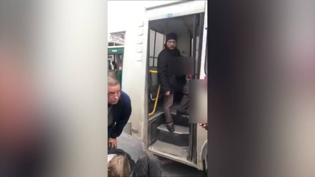 В Челябинске неадекват вытолкнул школьников из маршрутки