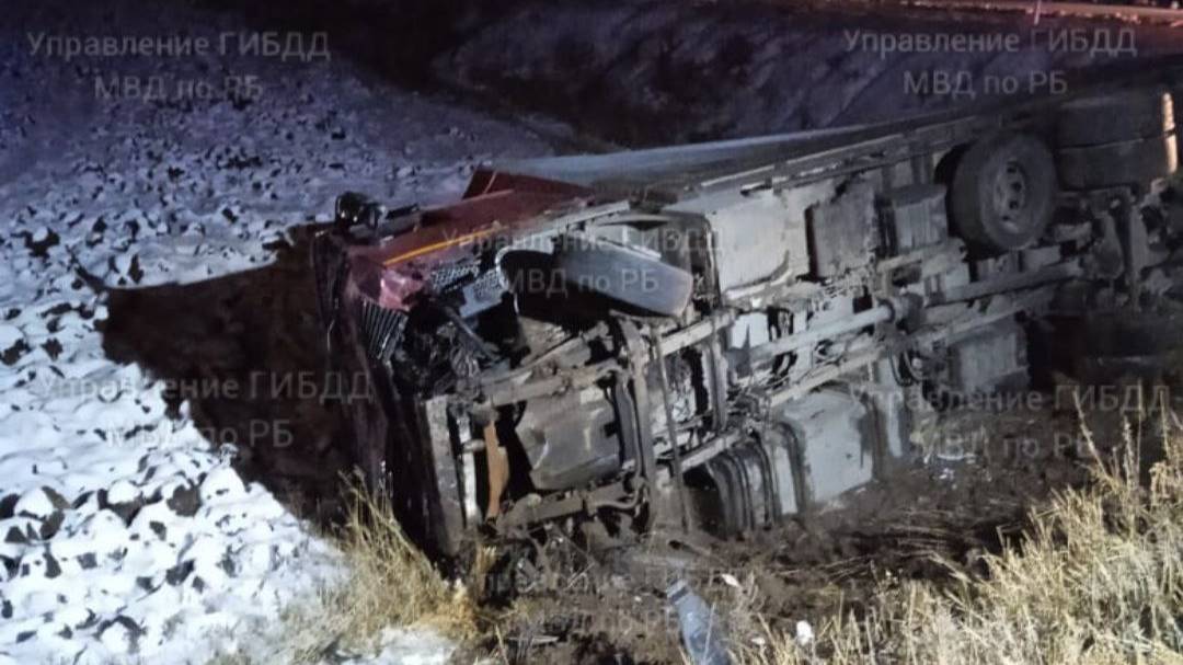 В Башкирии четыре человека погибли в аварии с грузовиком и минивэном