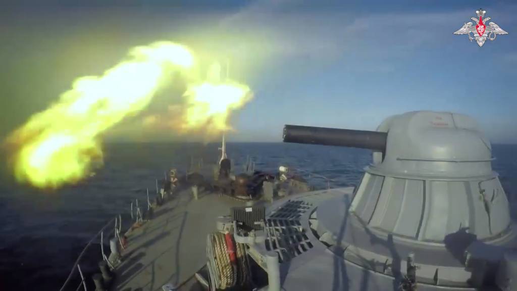Корабли Балтфлота выполнили артиллерийские стрельбы по крылатой ракете
