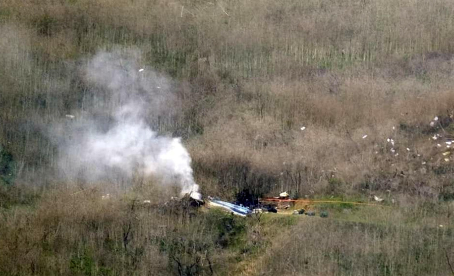 Фото с места происшествия, где рухнул вертолёт на юге Италии. Обложка © Twitter / Ansa