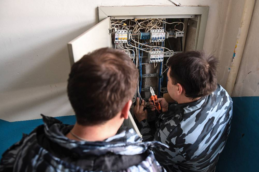 Во время установки индивидуальных приборов учёта электроэнергии в квартирах. Фото © ТАСС / Кирилл Кухмарь
