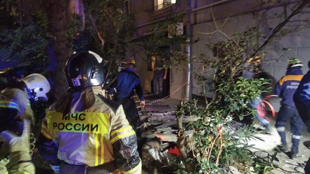 На месте обрушения балкона в жилом доме в Сочи начали работать спасатели