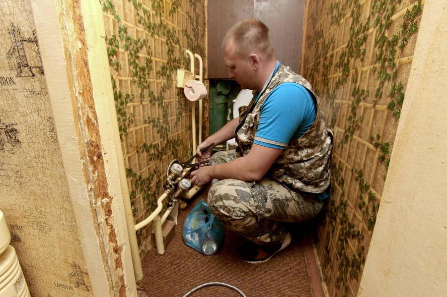 Во время установки индивидуальных приборов учёта холодной и горячей воды в квартире. Фото © ТАСС / Александр Артеменков